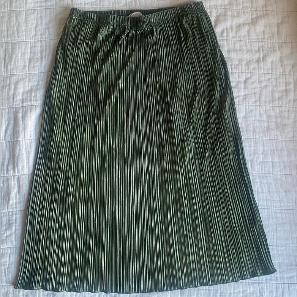 everleigh green pleated maxi skirt